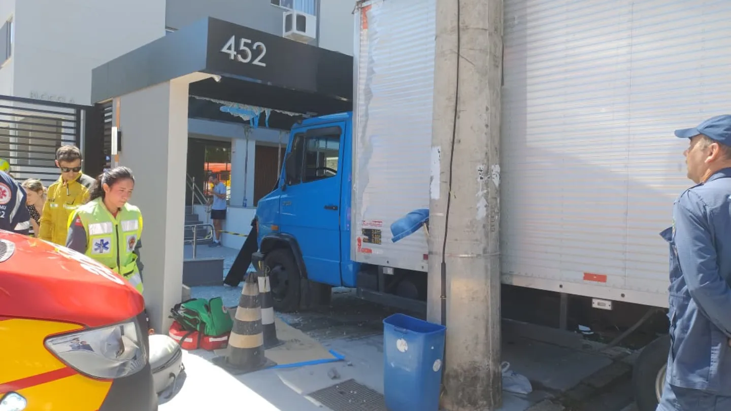 Motorista passa mal ao volante, sofre parada cardíaca e colide contra prédio no Centro de Florianópolis | CBMSC