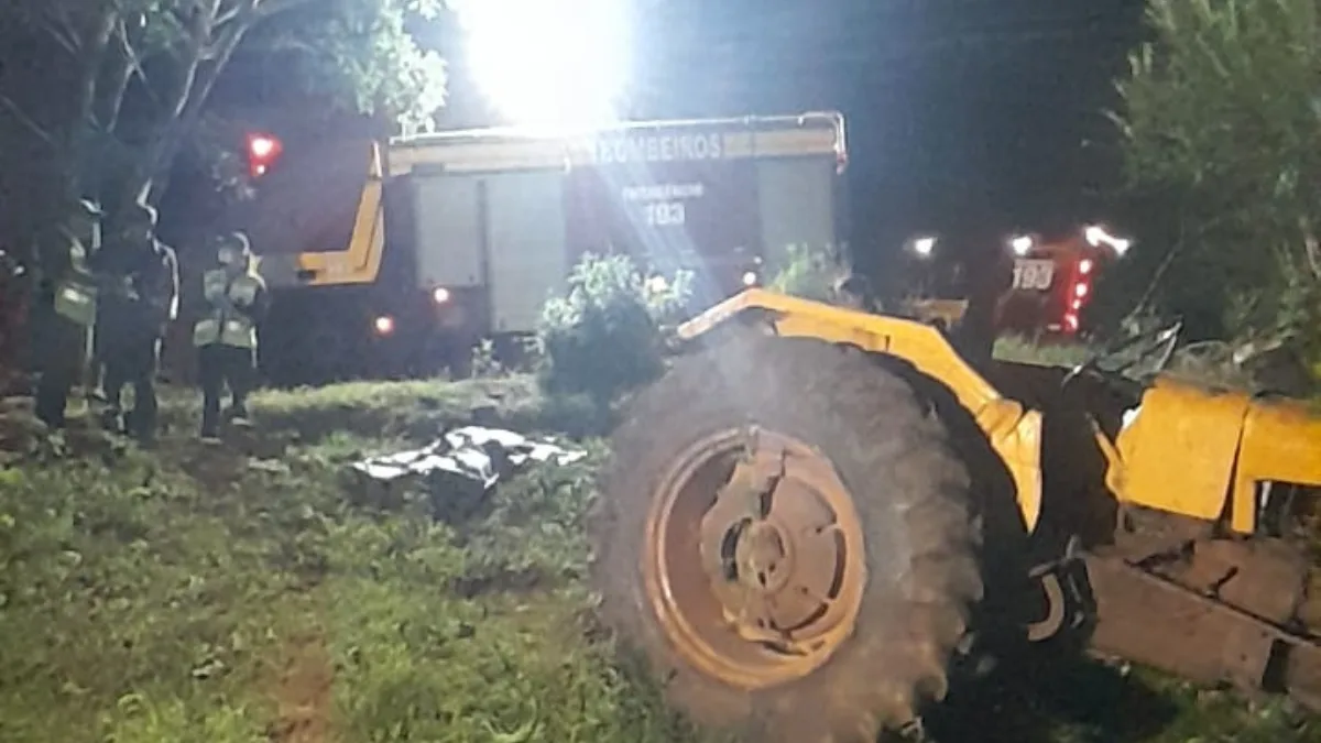 Trator capota e homem morre em área rural no Oeste de SC | Imagem: Corpo de bombeiros de SC