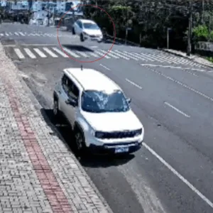 Vídeo mostra carro 'voando' em rua de SC após excesso de velocidade; assista ao momento | Imagem: Gionei Argenta/ Cedido ao SCC10