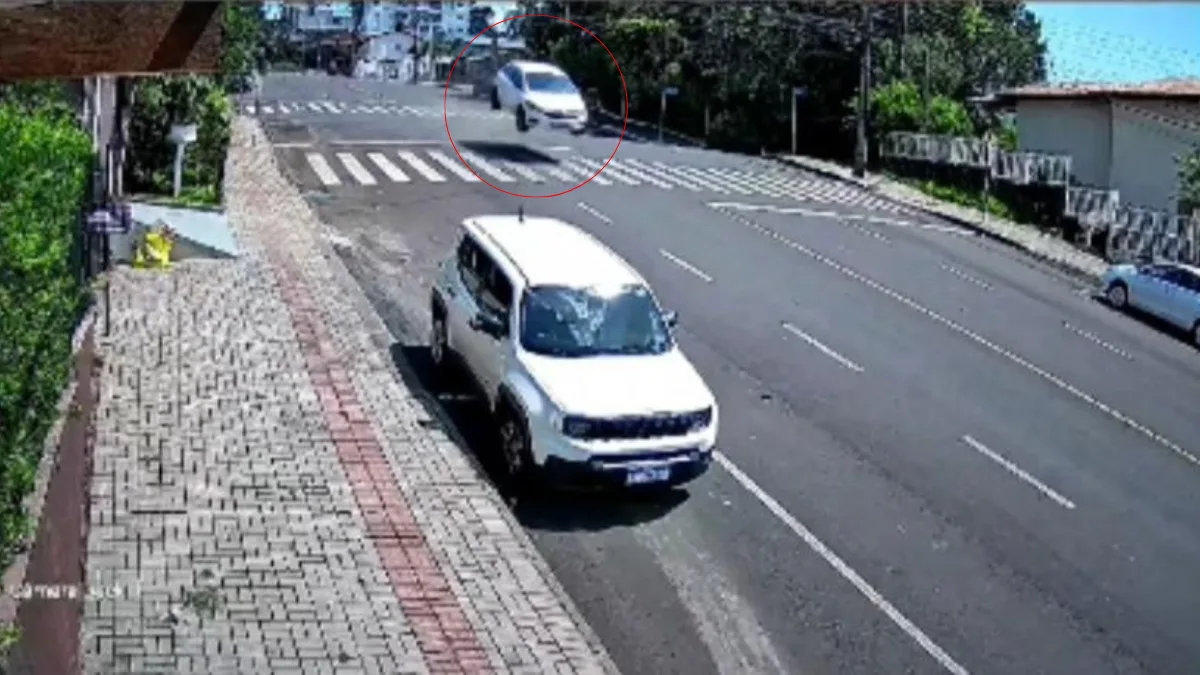 Vídeo mostra carro ‘voando’ em rua de SC após excesso de velocidade; assista ao momento | Imagem: Gionei Argenta/ Cedido ao SCC10