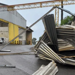 Rajadas de vento destelham parte de empresa no Oeste de SC | Imagem: Defesa Civil de SC