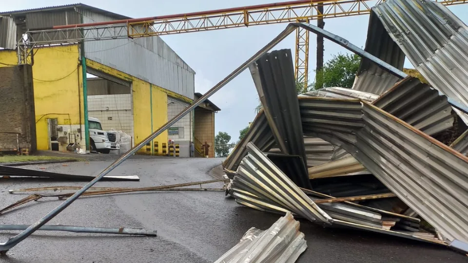 Rajadas de vento destelham parte de empresa no Oeste de SC | Imagem: Defesa Civil de SC