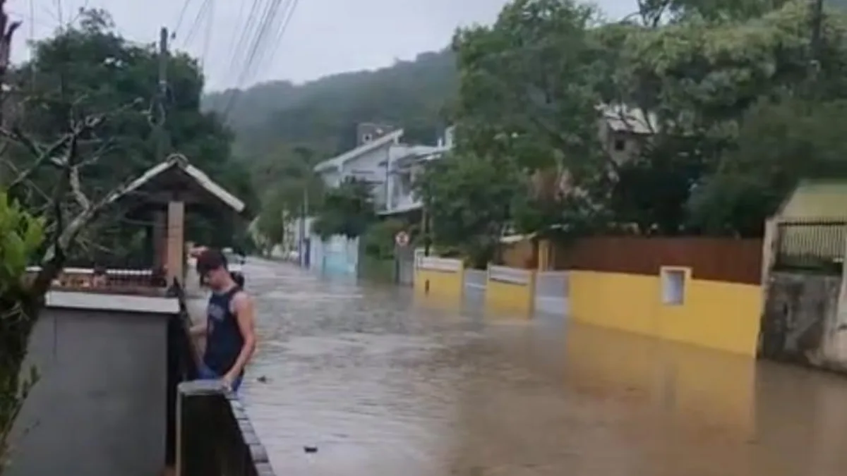 Alagamentos em escolas levam Balneário Camboriú a suspender aulas e reforçar ações de emergência | Defesa Civil de SC/ Cedido ao SCC