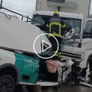 Vídeo registra colisão em que escada de veículo atravessa para-brisa e mata motorista em SC | Imagem: CBMSC