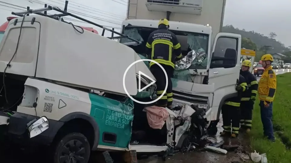 Vídeo registra colisão em que escada de veículo atravessa para-brisa e mata motorista em SC | Imagem: CBMSC