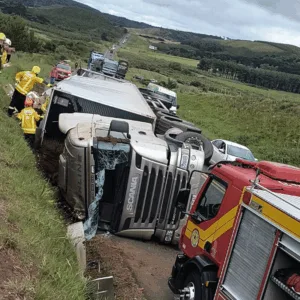 Motorista morre preso às ferragens após caminhão tombar na BR-153 em SC; carga é saqueada | CBMSC