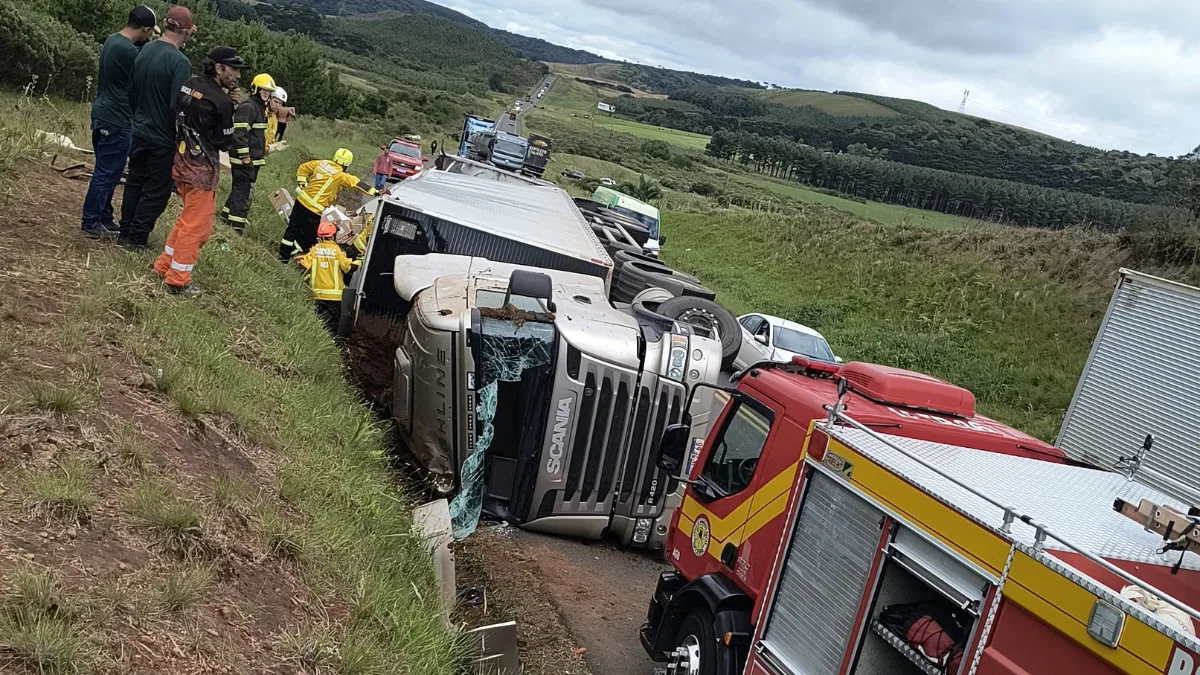 Motorista morre preso às ferragens após caminhão tombar na BR-153 em SC; carga é saqueada | CBMSC