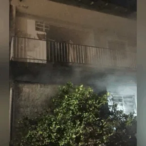 Bombeiros salvam vítima desacordada de casa em chamas em São José