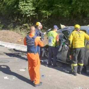 Colisão frontal entre carro e caminhão deixa homem preso às ferragens na BR-282 em SC - Foto: CBMSC