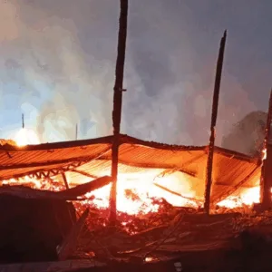 Incêndio de grandes proporções destrói fábrica de portas em Curitibanos