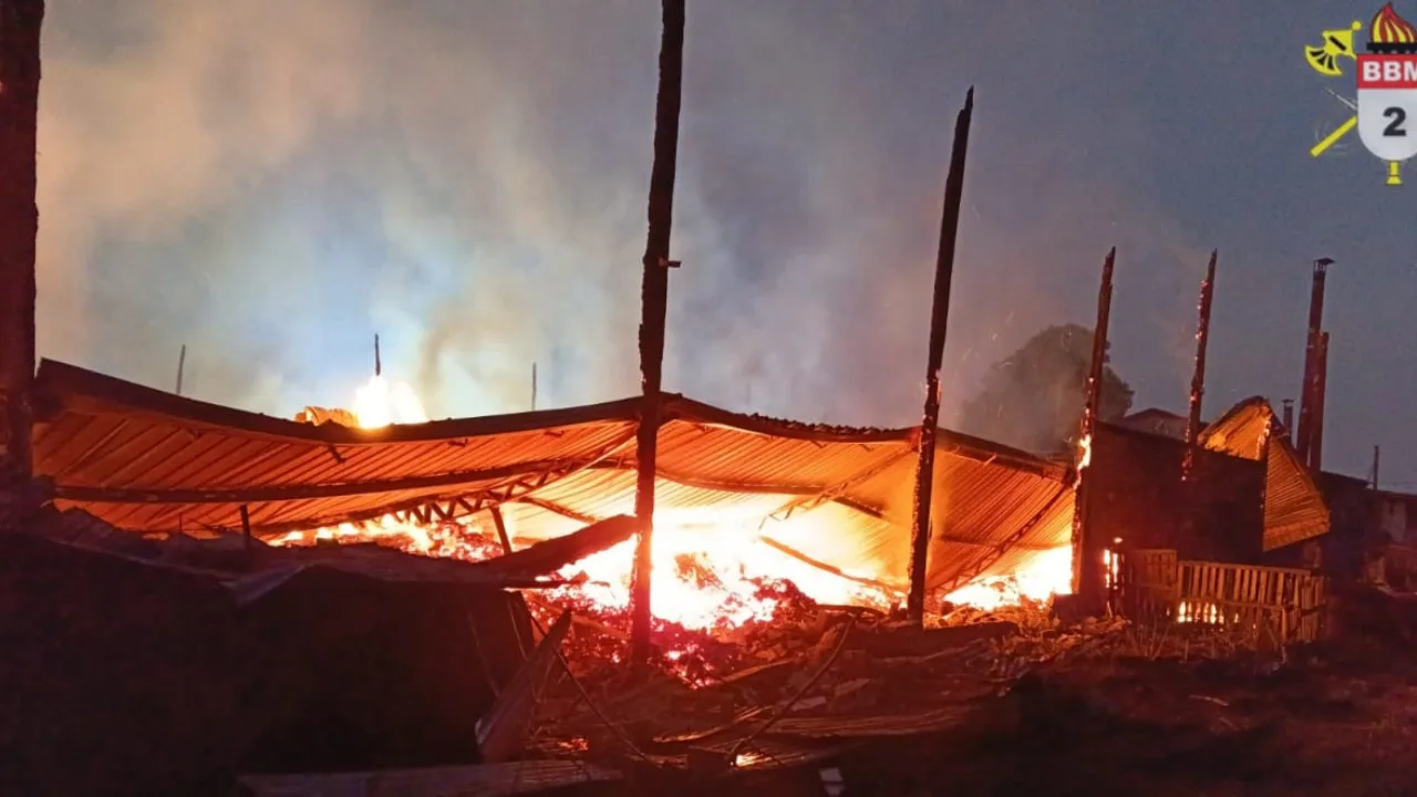 Incêndio de grandes proporções destrói fábrica de portas em Curitibanos