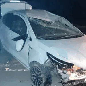 Jovens ficam feridos após carro sair da pista em Otacílio Costa