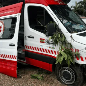 Paciente rouba ambulância e agride socorristas em SC - Foto: Ian Stedile/Vale Regional