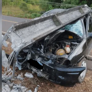 Poste cai sobre carro após saída de pista e bloqueia via em SC -Foto: CBMSC