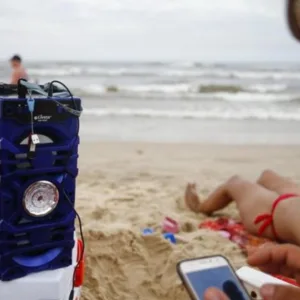 Prefeitura de Florianópolis regulamenta lei que proíbe caixas de som nas praias e prevê multa de  até R$ 500.| Foto: Divulgação