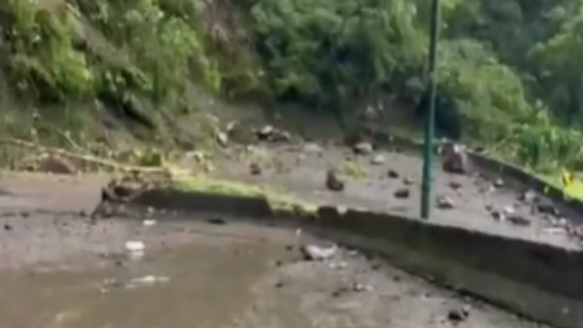 Queda de barreira na Serra do Rio do Rastro bloqueia parcialmente SC-390 | Foto: Reprodução/Vídeo/Redes Sociais/pmscrodoviaria