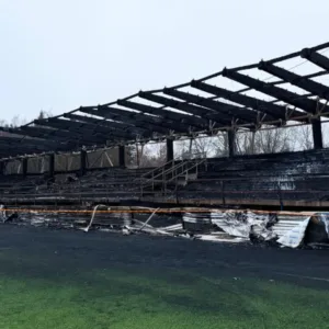Revoltados com rebaixamento, torcedores ateiam fogo no estádio