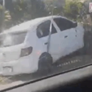 SC-401: um dia após liberação da terceira faixa, carro sai da pista e gera lentidão no trânsito