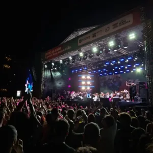 Mais de 30 mil pessoas estiveram na Beira-Mar Norte para o show de Ney Matogrosso