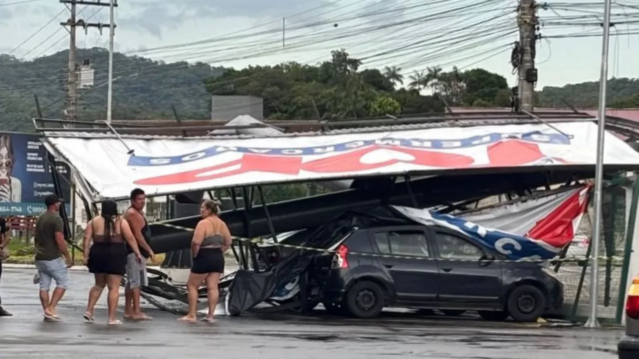 Temporal causa estragos em Gaspar e deixa 9 mil residências sem energia elétrica