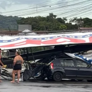 Estrutura metálica caiu sobre carros