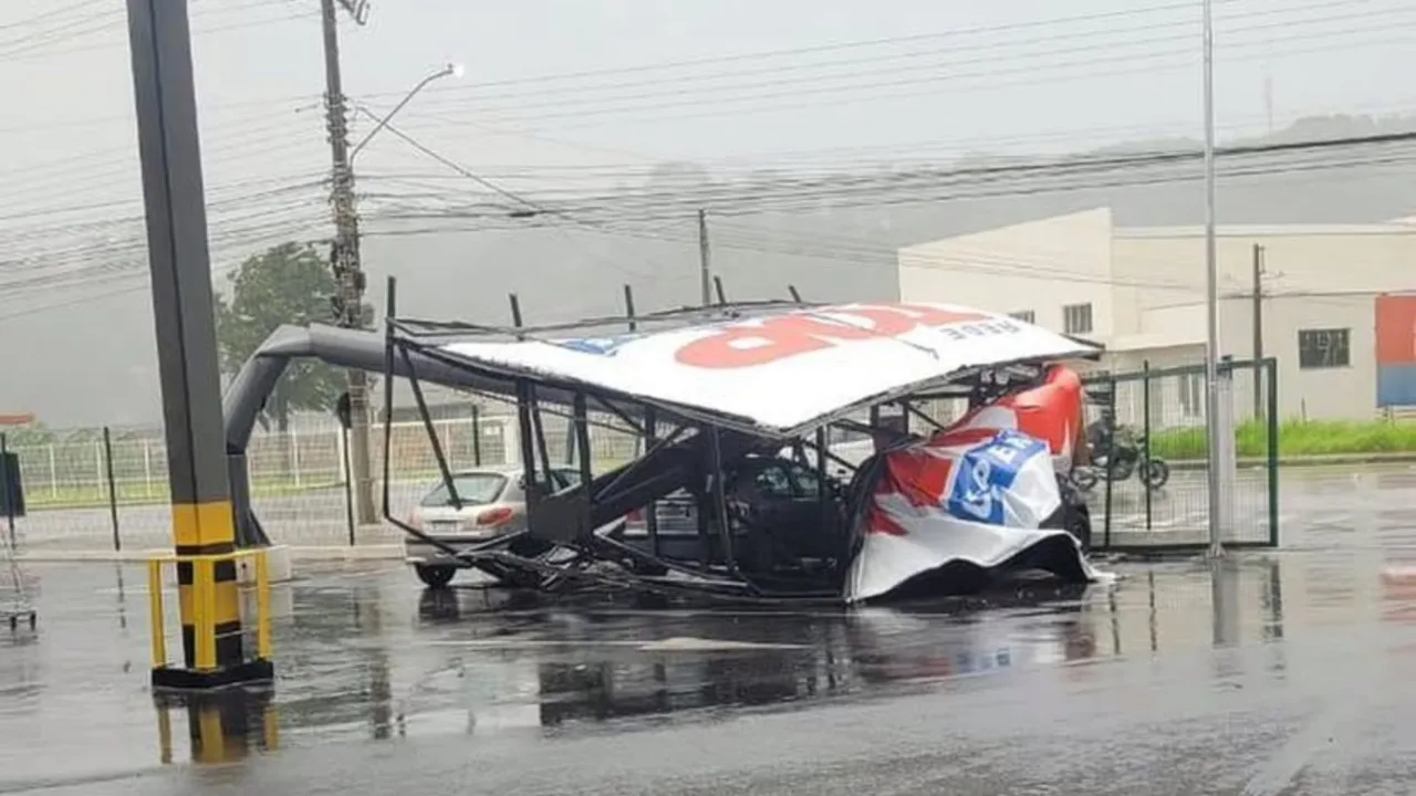 Temporal causa estragos em Gaspar e deixa 9 mil residências sem energia elétrica