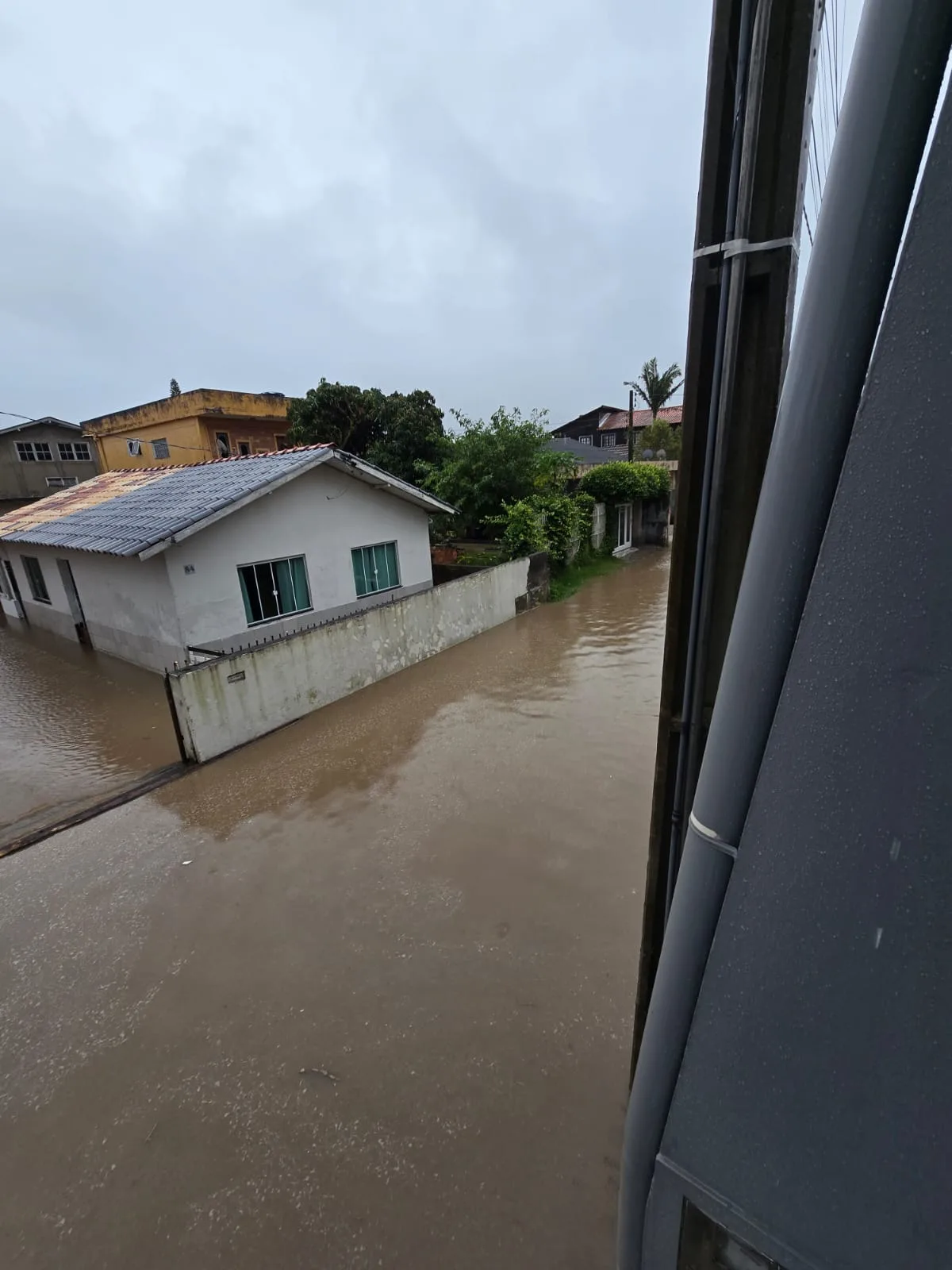 Temporal provoca alagamentos e bloqueios de ruas em cidade de SC; veja imagens (4)