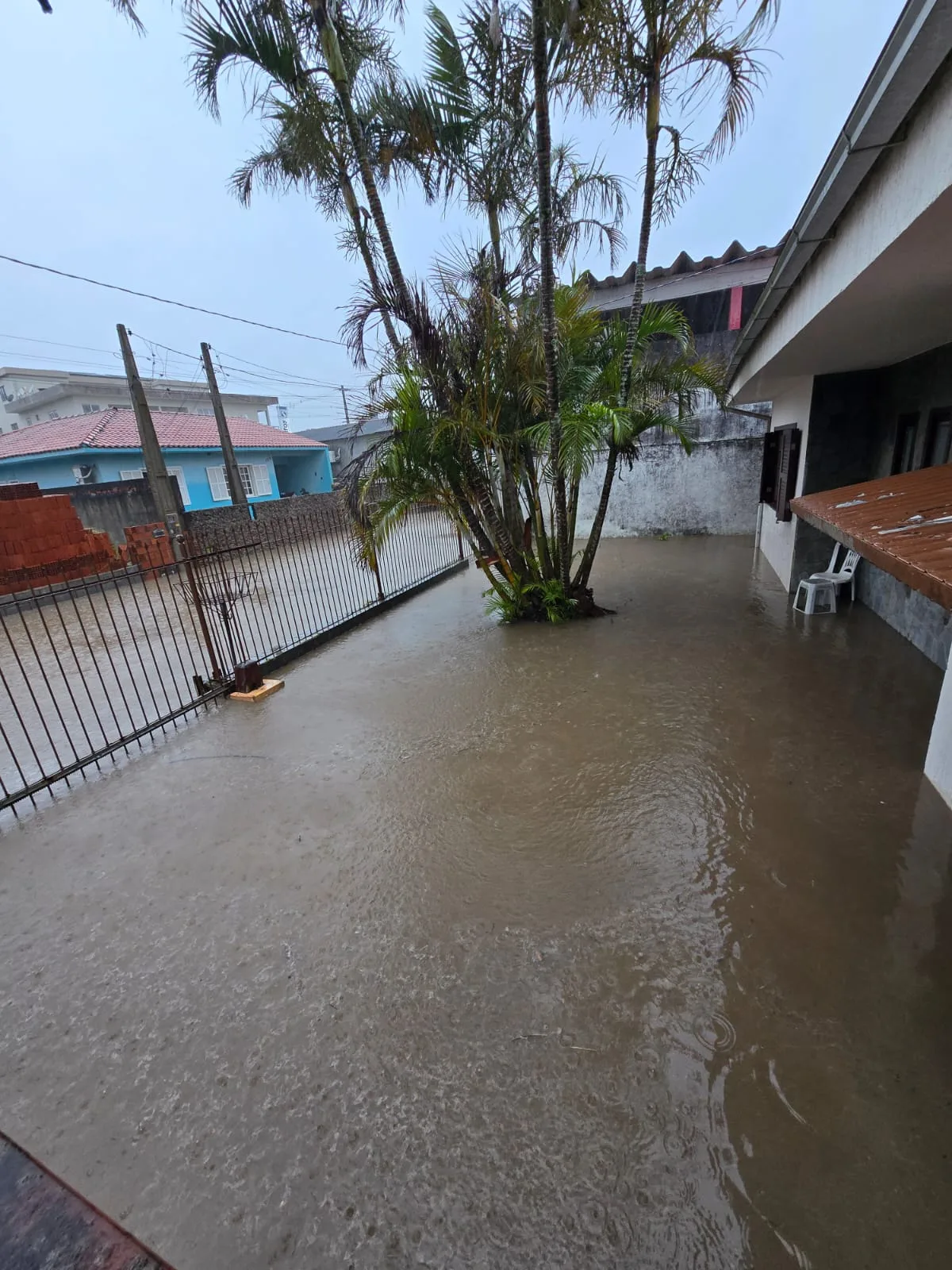 Temporal provoca alagamentos e bloqueios de ruas em cidade de SC; veja imagens (2)