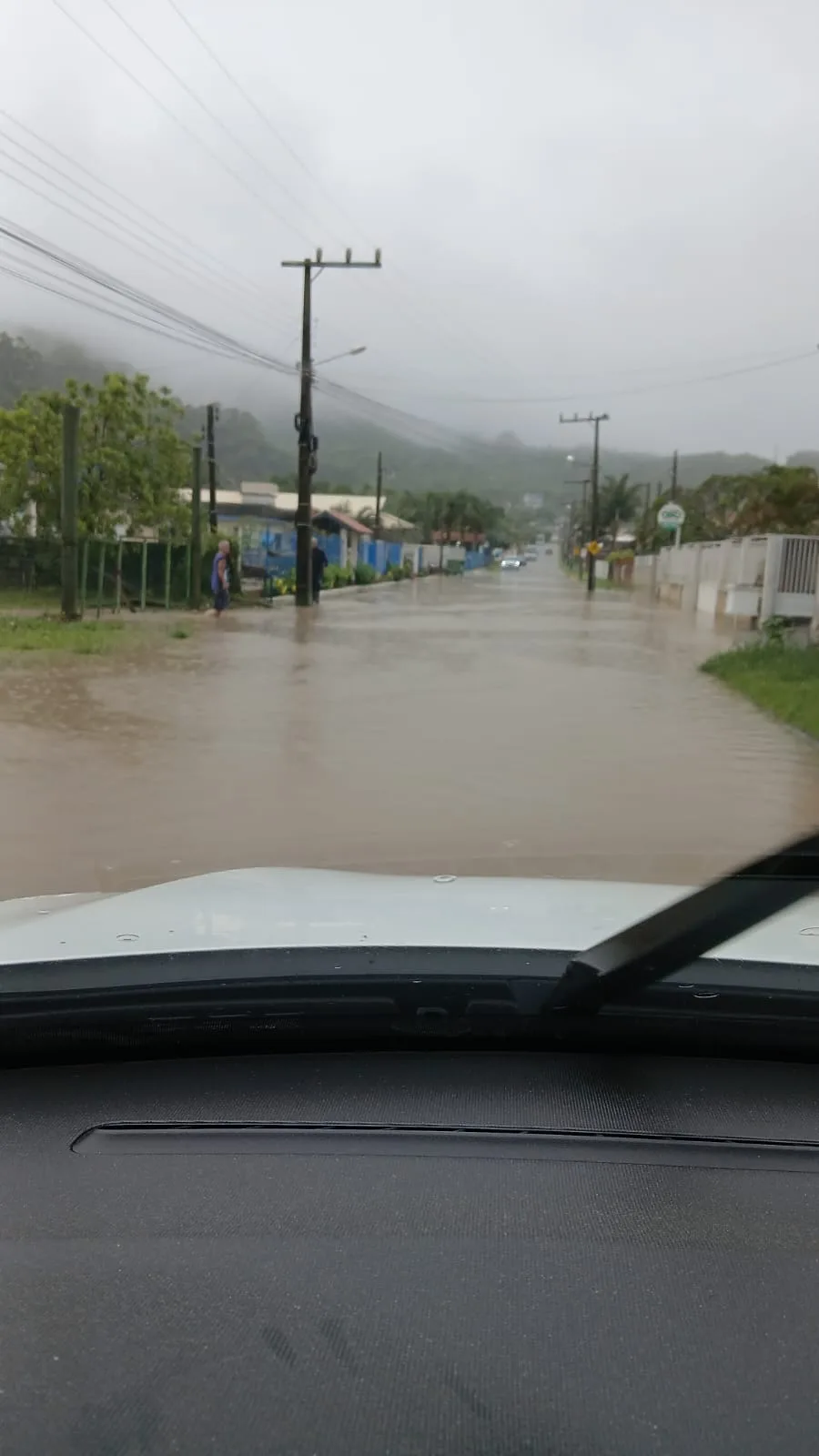 Temporal provoca alagamentos e bloqueios de ruas em cidade de SC; veja imagens (4)