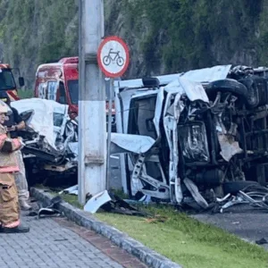 URGENTE Colisão envolvendo carros e caminhão mata três pessoas na BR-470 em SC - Foto: Altemir de Quadros/ Divulgação