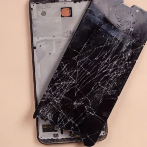 Celular explode em assistência técnica durante troca de tela | Foto: Canva | Reprodução