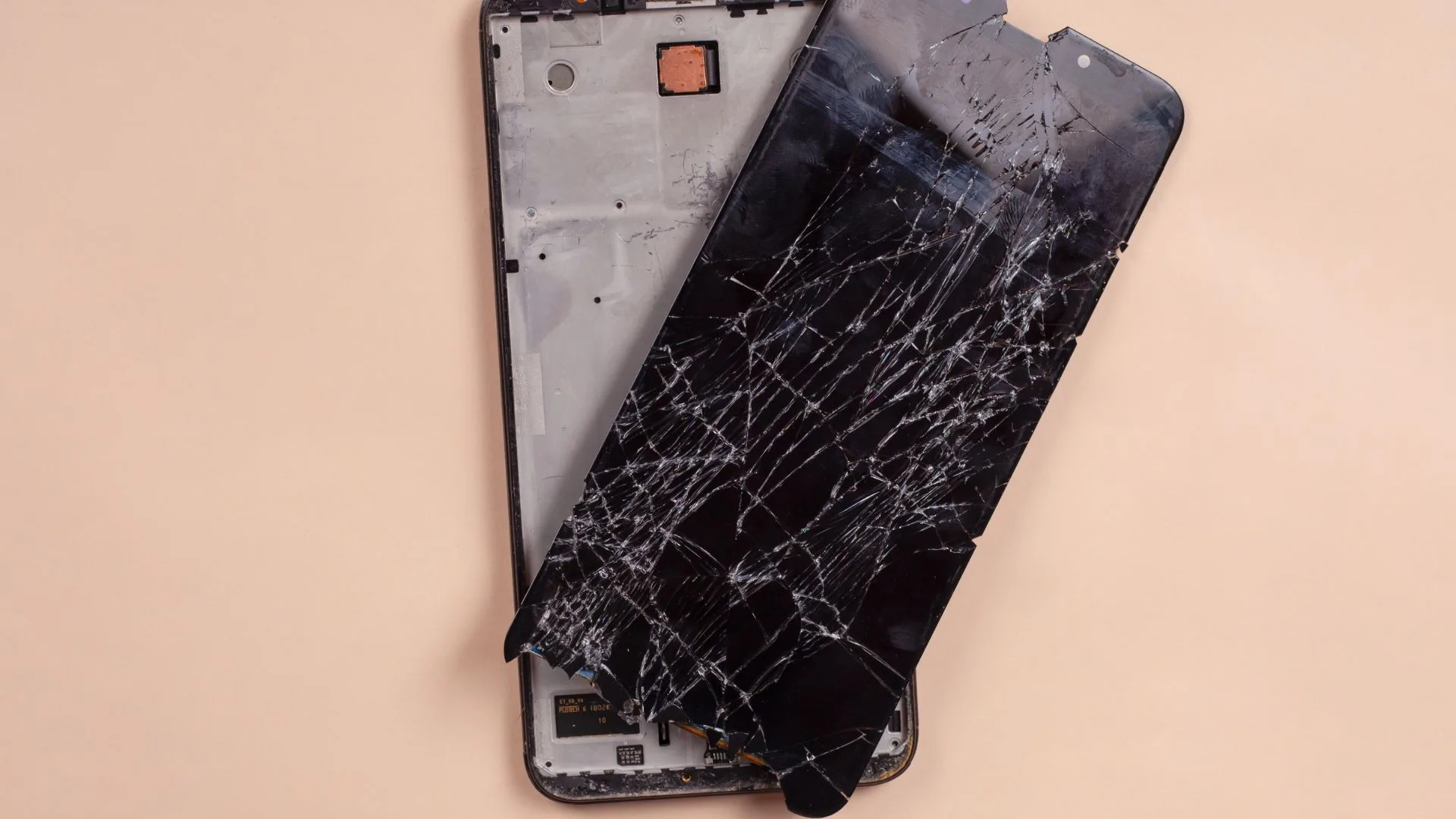 Celular explode em assistência técnica durante troca de tela | Foto: Canva | Reprodução