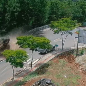 VÍDEO motorista e pedestre morrem após caminhão sair da pista e cair em barranco em SC