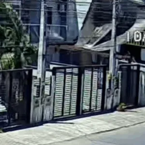 VÍDEO vento forte arranca pergolado de residência em Joinville e assusta moradora