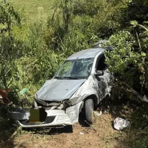 Carro cai em ribanceira após tentativa de ultrapassagem em Lages | Foto: 5º BBM