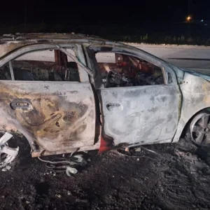 Veículo fica destruído após incêndio na SC-114 em Palmeira | Foto: PMRv Serra