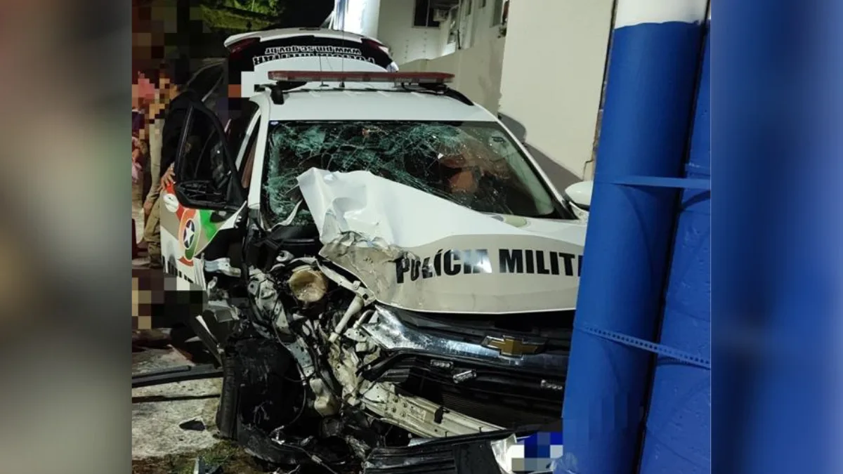 Viatura da PM fica destruída após grave acidente em cidade de SC – Foto: CBMSC