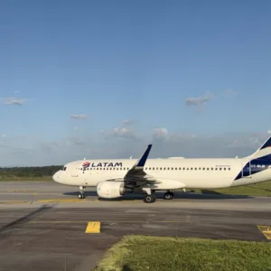 Voos entre Florianópolis e Lima serão suspensos após cobrança de taxa extra no Peru - Foto: Latam / Divulgação