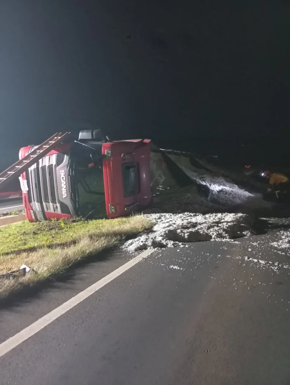 Caminhão carregado com grãos tomba na BR-158 e motorista fica ferido em SC | Imagem: CBMSC