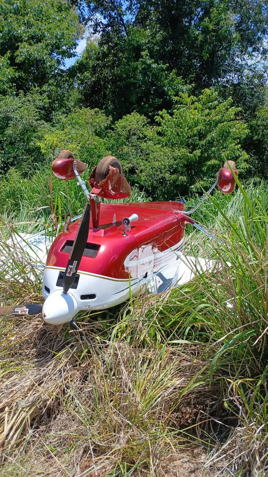 Avião faz pouso de emergência em SC após piloto detectar fumaça