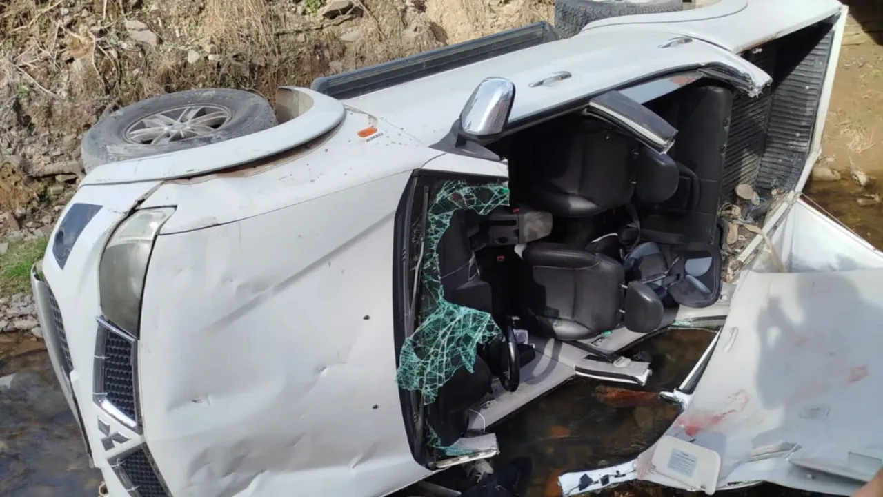 Jovem de 16 anos morre após caminhonete cair em riacho em SC – Foto: CBMSC