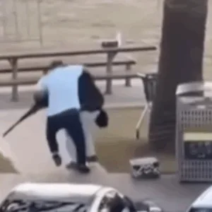 momento em que homem desarma atirador na Austrália durante ataque