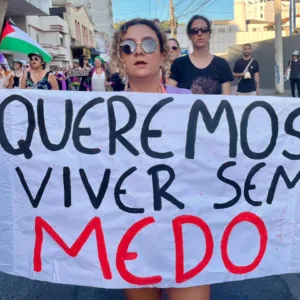 mulheres vão às ruas para protestar contra o feminicídio