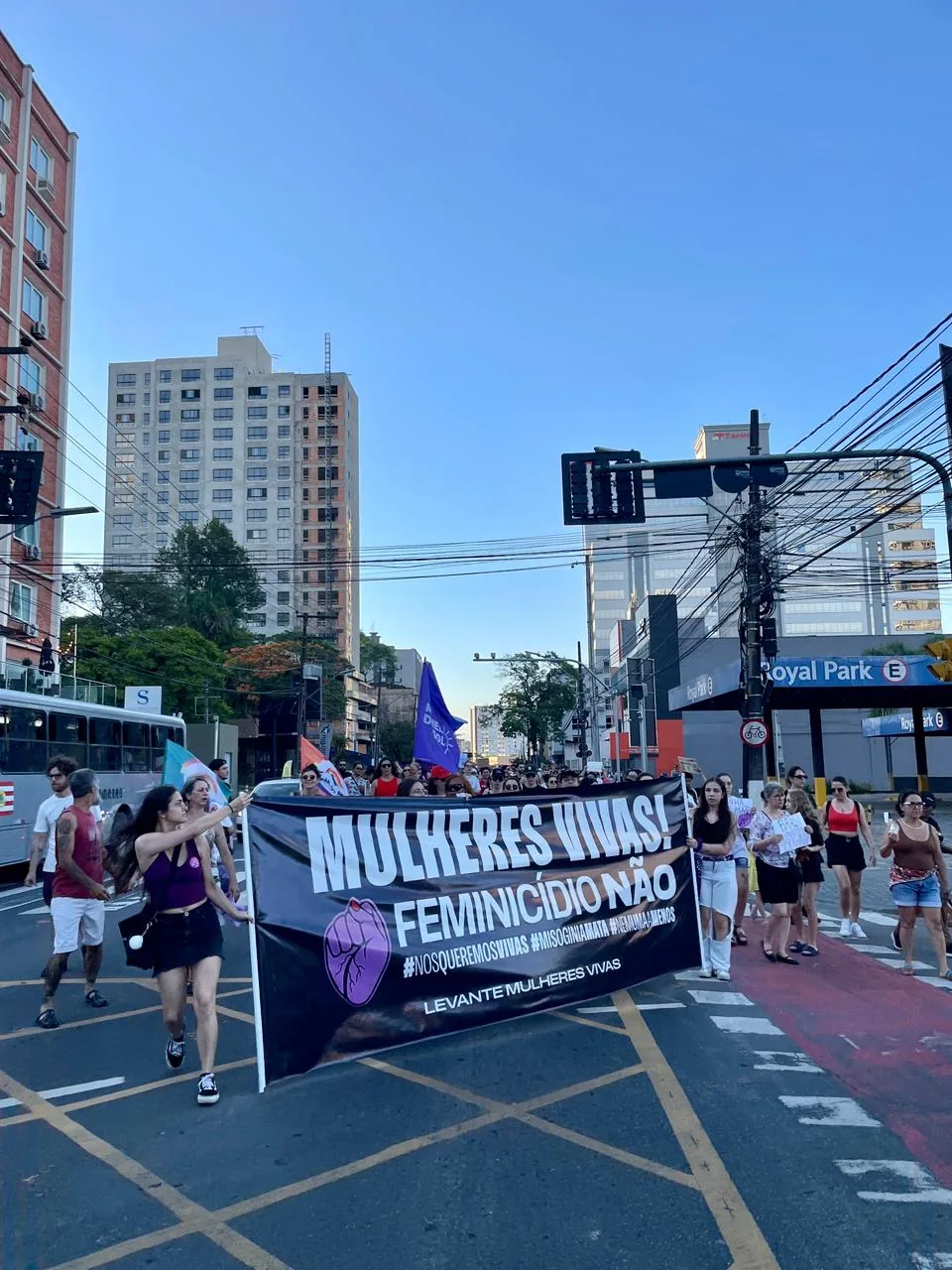 mulheres vão às ruas para protestar contra o feminicídio