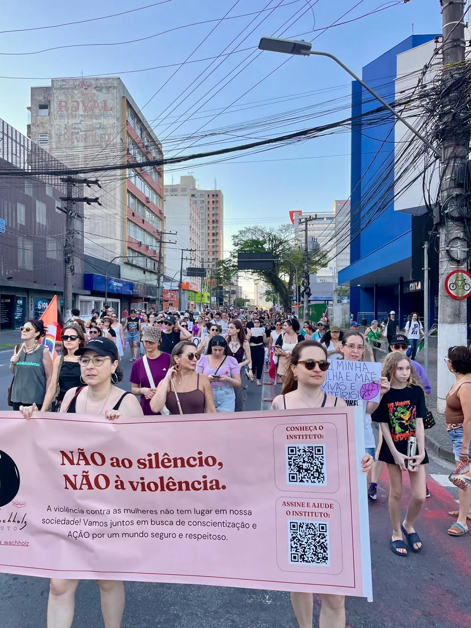 mulheres vão às ruas para protestar contra o feminicídio