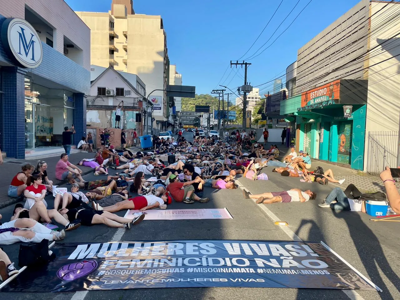 mulheres vão às ruas para protestar contra o feminicídio
