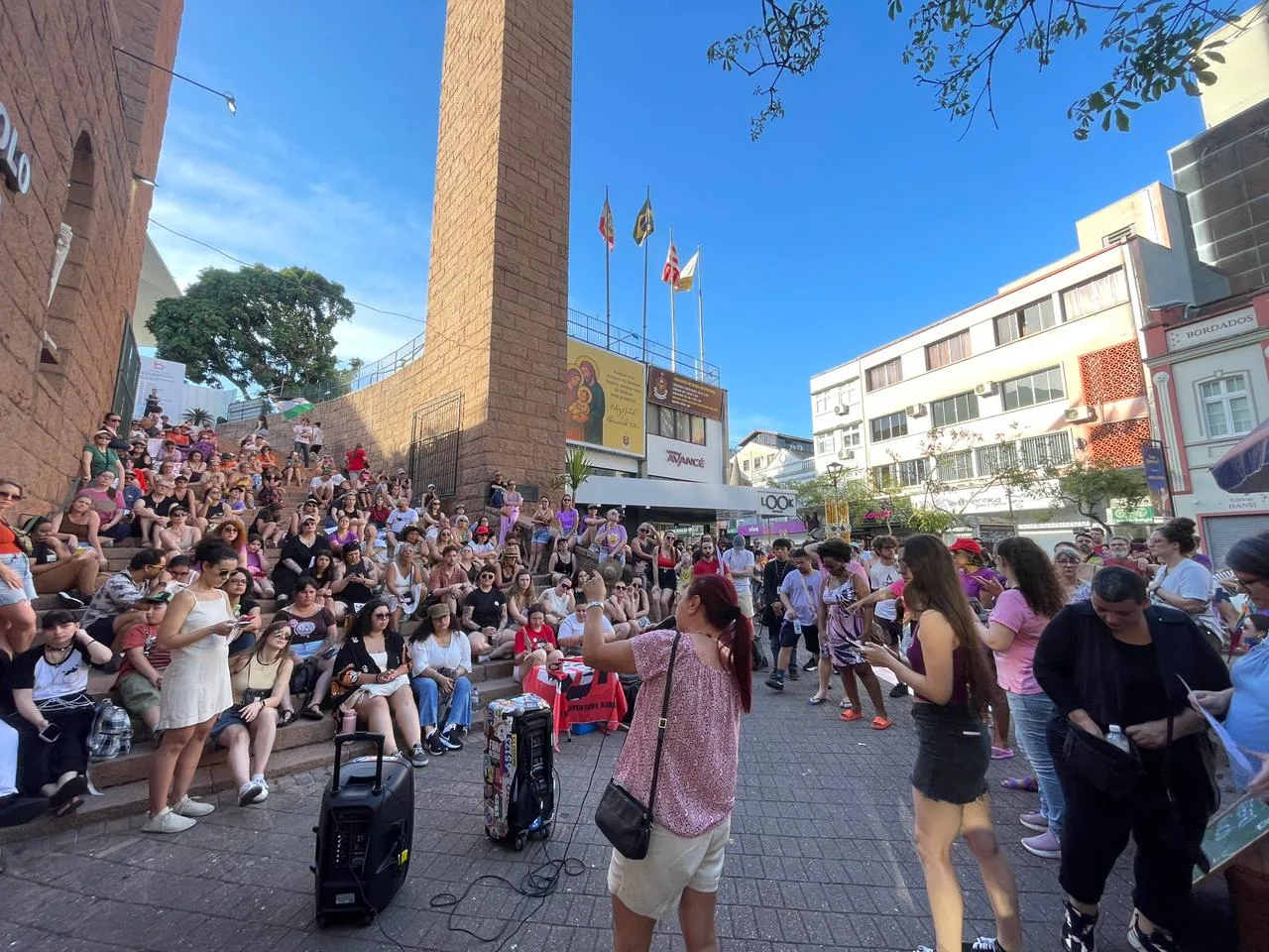 mulheres vão às ruas para protestar contra o feminicídio