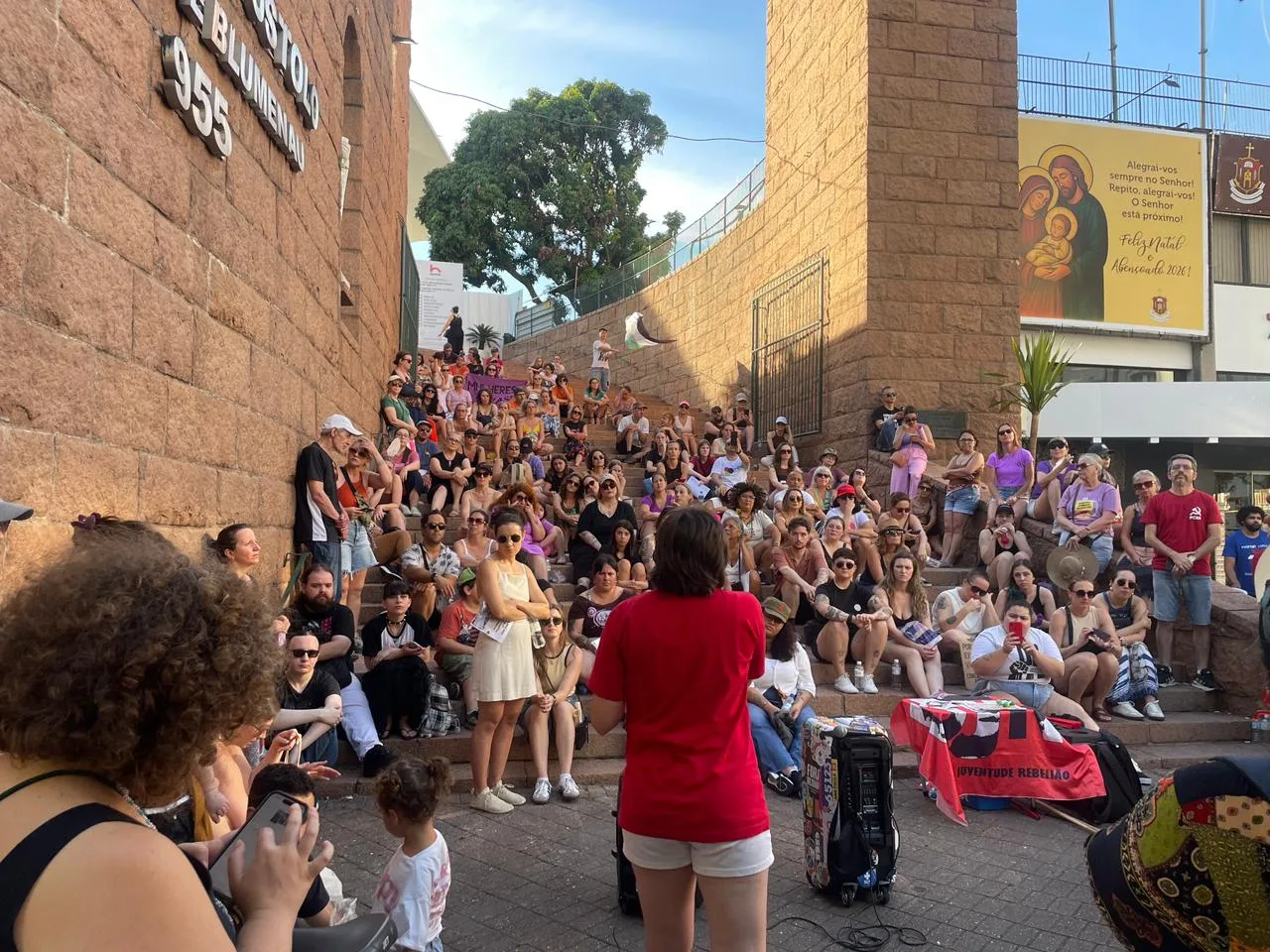 mulheres vão às ruas para protestar contra o feminicídio