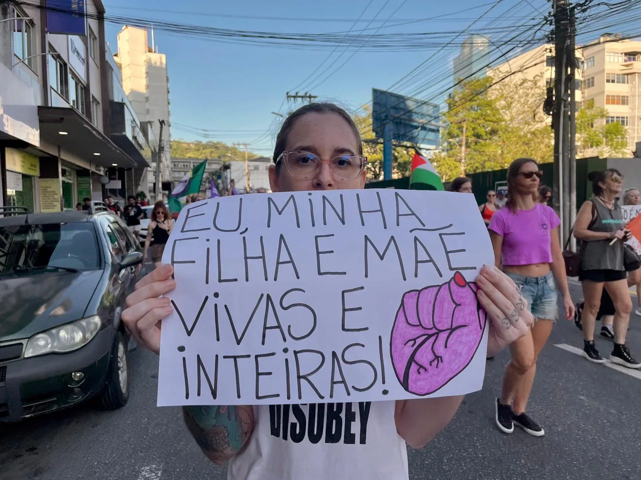 mulheres vão às ruas para protestar contra o feminicídio