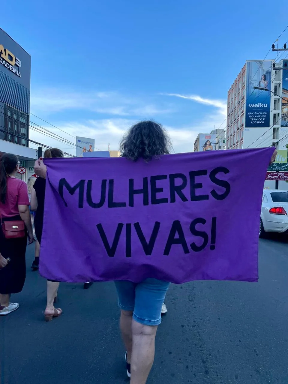 mulheres vão às ruas para protestar contra o feminicídio